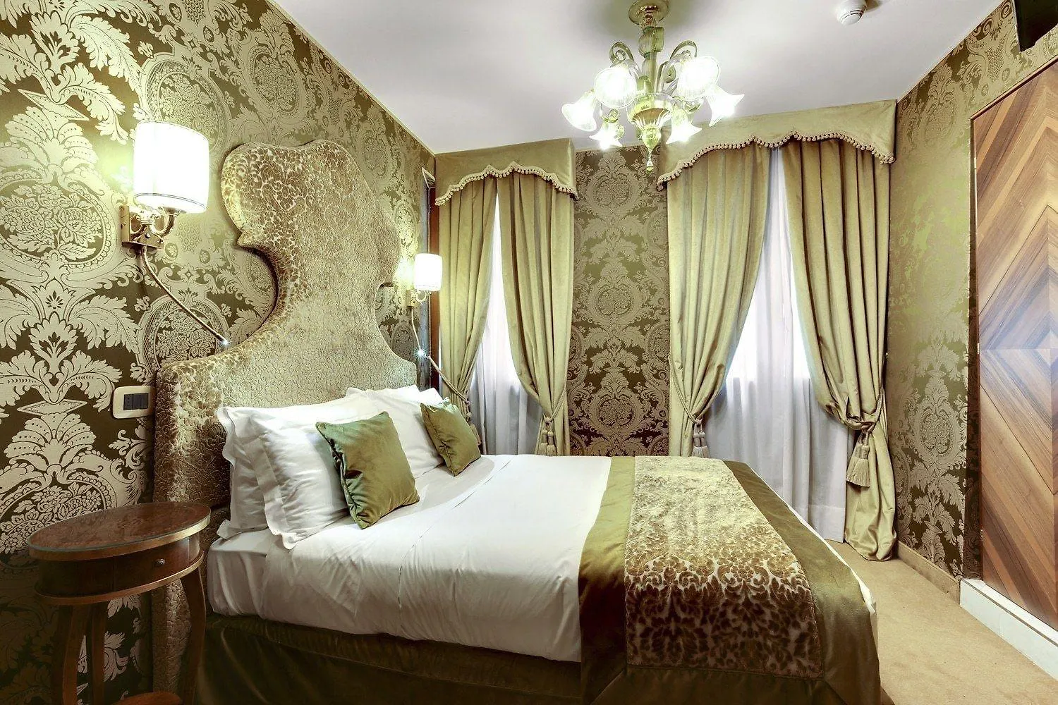 Hotel Casanova contacts
