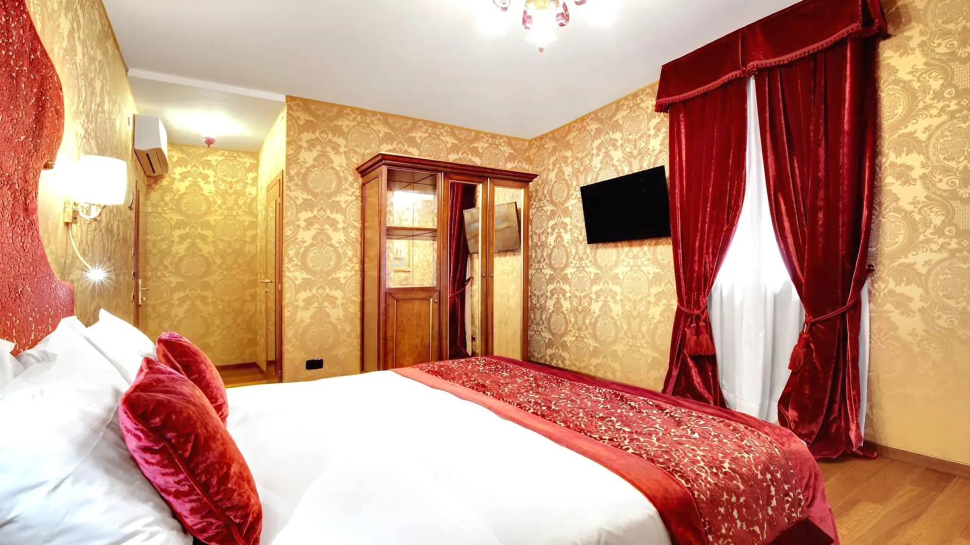 Hotel Casanova Venice 4*,  Italy
